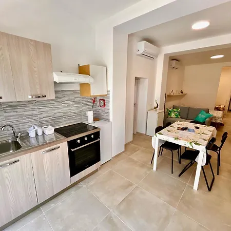 Mono Limone Sx Con Corte, Posto Auto Ed Aria Condizionata Vicino Al Mare マルチェッリ