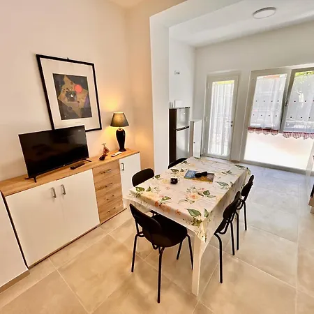 アパート Mono Limone Sx Con Corte, Posto Auto Ed Aria Condizionata Vicino Al Mare マルチェッリ