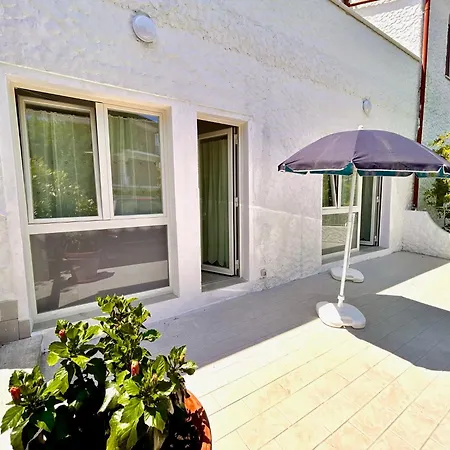 Apartamento Mono Limone Sx Con Corte, Posto Auto Ed Aria Condizionata Vicino Al Mare Marcelli