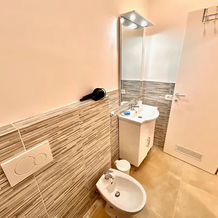 Apartment Mono Limone Sx Con Corte, Posto Auto Ed Aria Condizionata Vicino Al Mare *