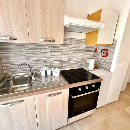 Mono Limone Sx Con Corte, Posto Auto Ed Aria Condizionata Vicino Al Mare Marcelli