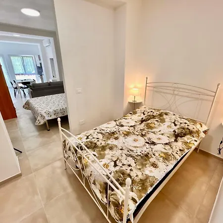 Mono Limone Sx Con Corte, Posto Auto Ed Aria Condizionata Vicino Al Mare Apartamento